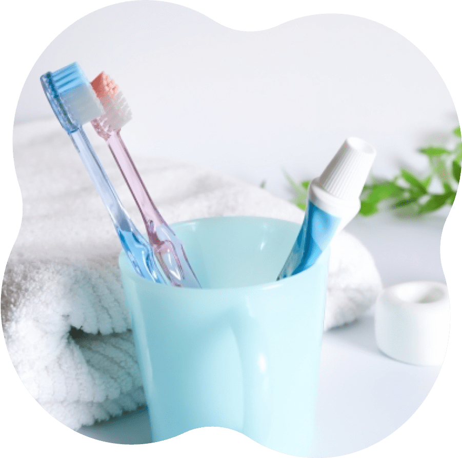 写真：歯ブラシ、歯磨き粉、コップ、タオルが清潔に置いてある様子